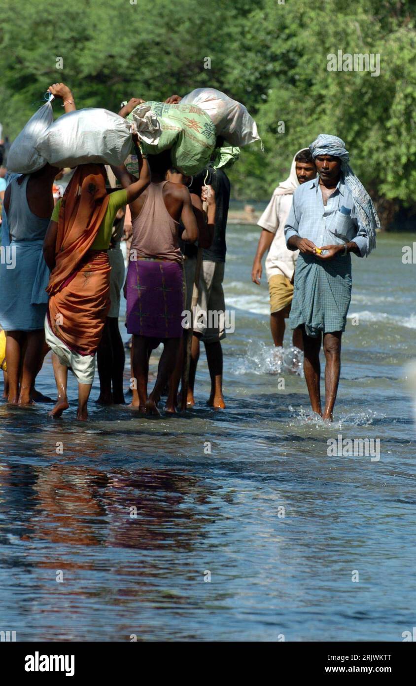 Bildnummer: 52022528  Datum: 08.08.2007  Copyright: imago/Xinhua Inder transportieren Hilfsgüter durch die überfluteten Straßen in Kalyanpur - Indien - PUBLICATIONxNOTxINxCHN, Personen; 2007, Kalyanpur, Naturkatastrophen, Katastrophe, Flutkatastrophe, Hochwasserkatastrophe, Hochwasser, Überschwemmung, Überschwemmungen, Opfer, Hochwasseropfer; , hoch, Kbdig, Gruppenbild, Indien,  , Wetter o0 Flut Stock Photo