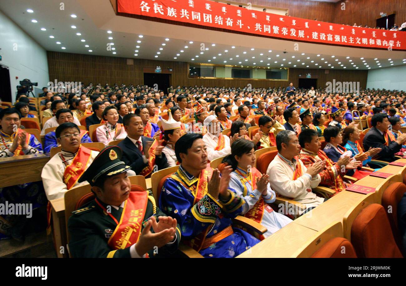 Bildnummer: 52023275  Datum: 09.08.2007  Copyright: imago/Xinhua Feierlichkeiten während der 7. Klausurtagung in Hohhot PUBLICATIONxNOTxINxCHN, Personen; 2007, Hohhot, Autonome Region Innere Mongolei, Politik, Politiker, Tagung, Sitzung, Seventh Convention, 7th; , quer, Kbdig, Totale, China,  , Gesellschaft Stock Photo