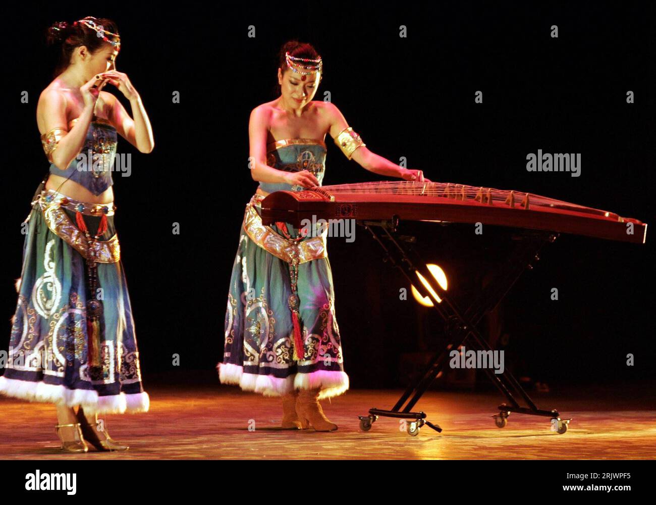 Traditionelle instrumente hi-res stock photography and images - Alamy
