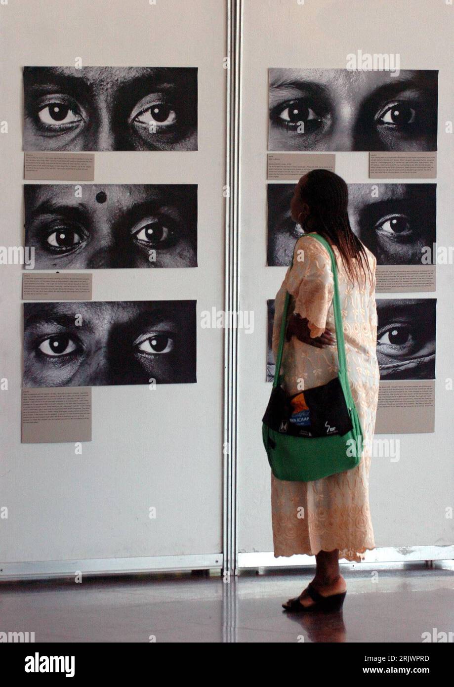 Bildnummer: 52046386  Datum: 21.08.2007  Copyright: imago/Xinhua Delegierte betrachtet Fotos mit dem Titel - Positive Lifes - im Rahmen einer Ausstellung anlässlich des - 8. International Congress on Aids in Asia and the Pacific - in Colombo PUBLICATIONxNOTxINxCHN, Personen , Objekte; 2007, Colombo, Kongresse, HIV, Internationaler, Tagungen, Konferenz, Konferenzen, Kongress, Teilnehmer, Teilnehmerin, Besucherin, Besucher, Foto, Exponat; , hoch, Kbdig, Einzelbild, , Fotografie, Kunst, Sri Lanka,  , Stock Photo