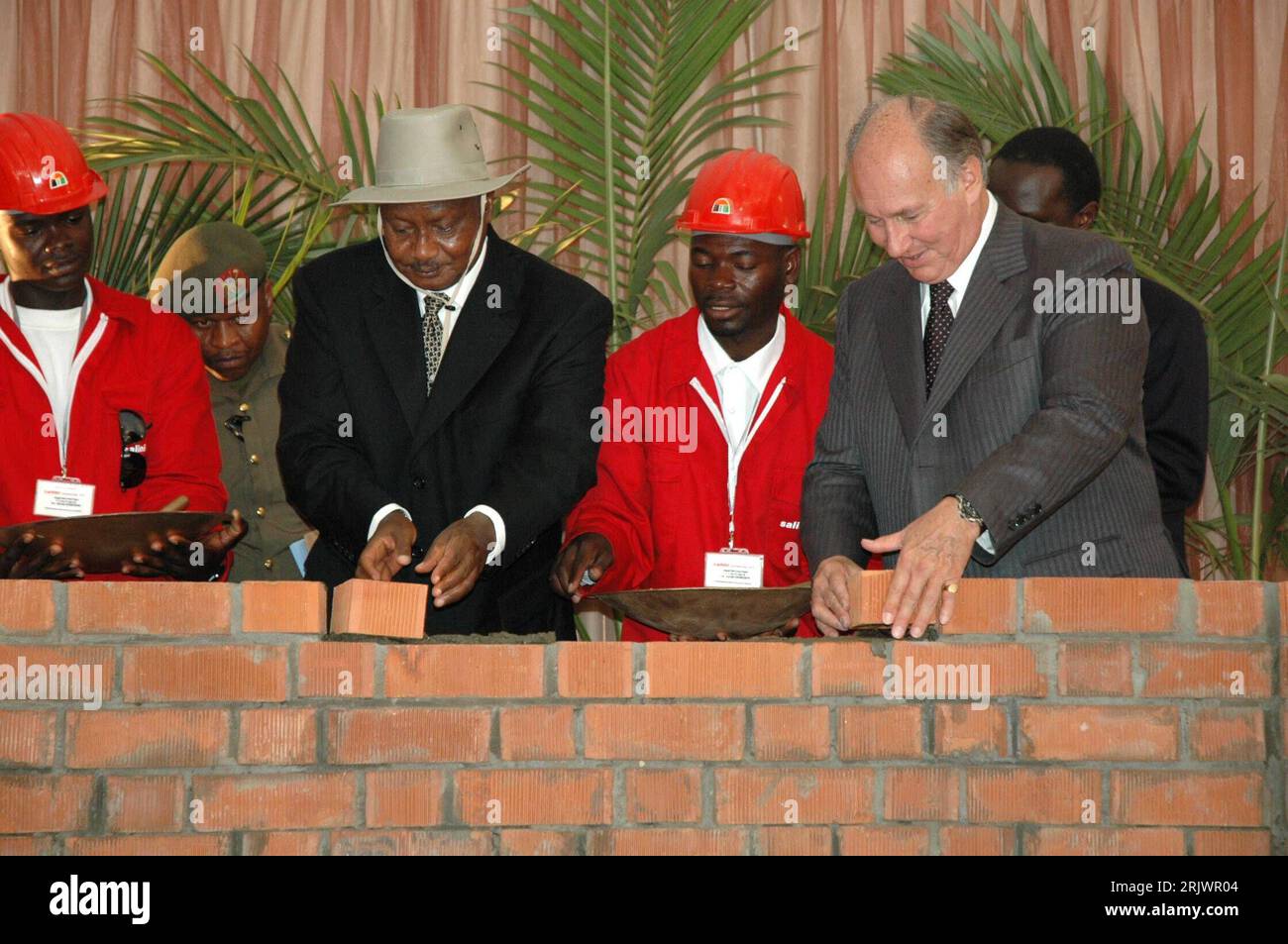 Bildnummer: 52047378  Datum: 21.08.2007  Copyright: imago/Xinhua Präsident Yoweri Museveni  (2.v.li., UGA) und Prinz Karim Aga Khan (re., SUI) anlässlich der Grundsteinlegung zum Bujagali Wasserkraftwerk am Victoria Nil in Uganda PUBLICATIONxNOTxINxCHN , Personen; 2007, Energieerzeugung , Wasserkraft Grundsteinlegung, Wasserkraftwerk, Energie, Pressetermin , Imam, agakhan, Adel, Politiker, Staatspräsident; , quer, Kbdig, Gruppenbild, Internationale Politik, Politik, Baugewerbe, Wirtschaft, Uganda,  , People o0 Versorger Stock Photo