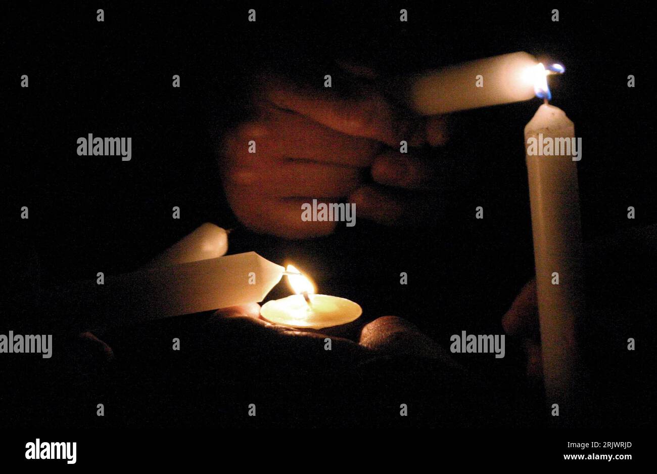 Bildnummer: 52056628  Datum: 17.08.2007  Copyright: imago/Xinhua Peruaner zündet eine Kerze in Gedenken an die Opfer des verheerenden Erdbebens in Valparaiso in Peru - PUBLICATIONxNOTxINxCHN , Objekte , Körperteile; 2007, Kerze, Kerzen, Kerzenlicht, Licht, Trauerfeier, Erdbeben, Erdbebenopfer, Katastrophe, Naturkatastrophe; , quer, Kbdig, Einzelbild, Peru,  , Stock Photo
