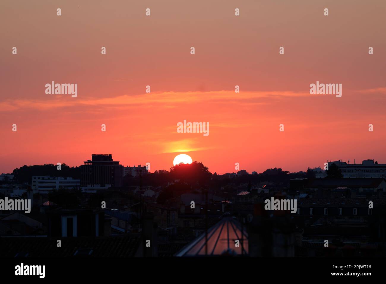 Coucher de soleil, soleil couchant,  un jour de canicule (41°). Canicule, chaleur, météorologie et réchauffement climatique. Bordeaux, Gironde, France Stock Photo