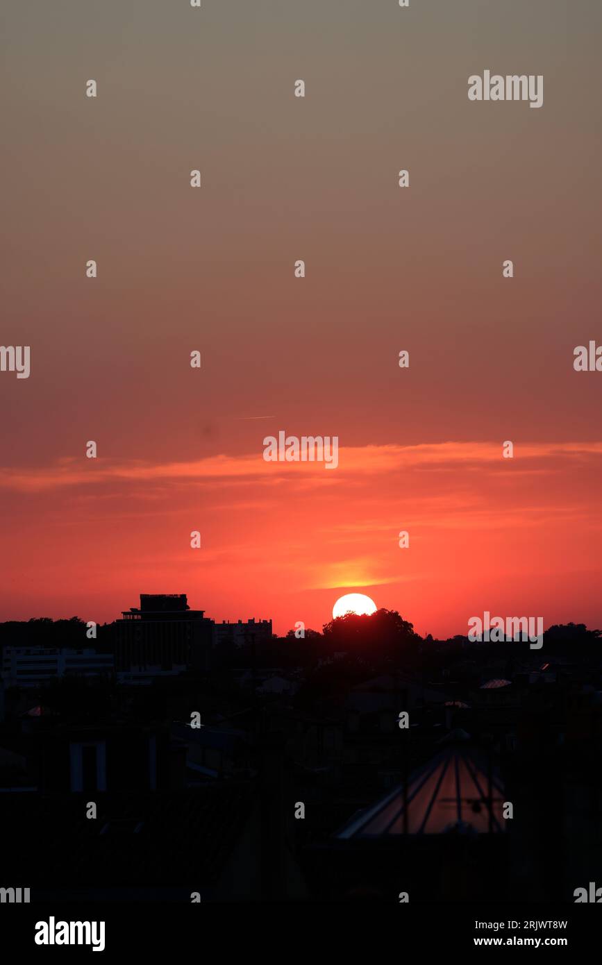 Coucher de soleil, soleil couchant,  un jour de canicule (41°). Canicule, chaleur, météorologie et réchauffement climatique. Bordeaux, Gironde, France Stock Photo