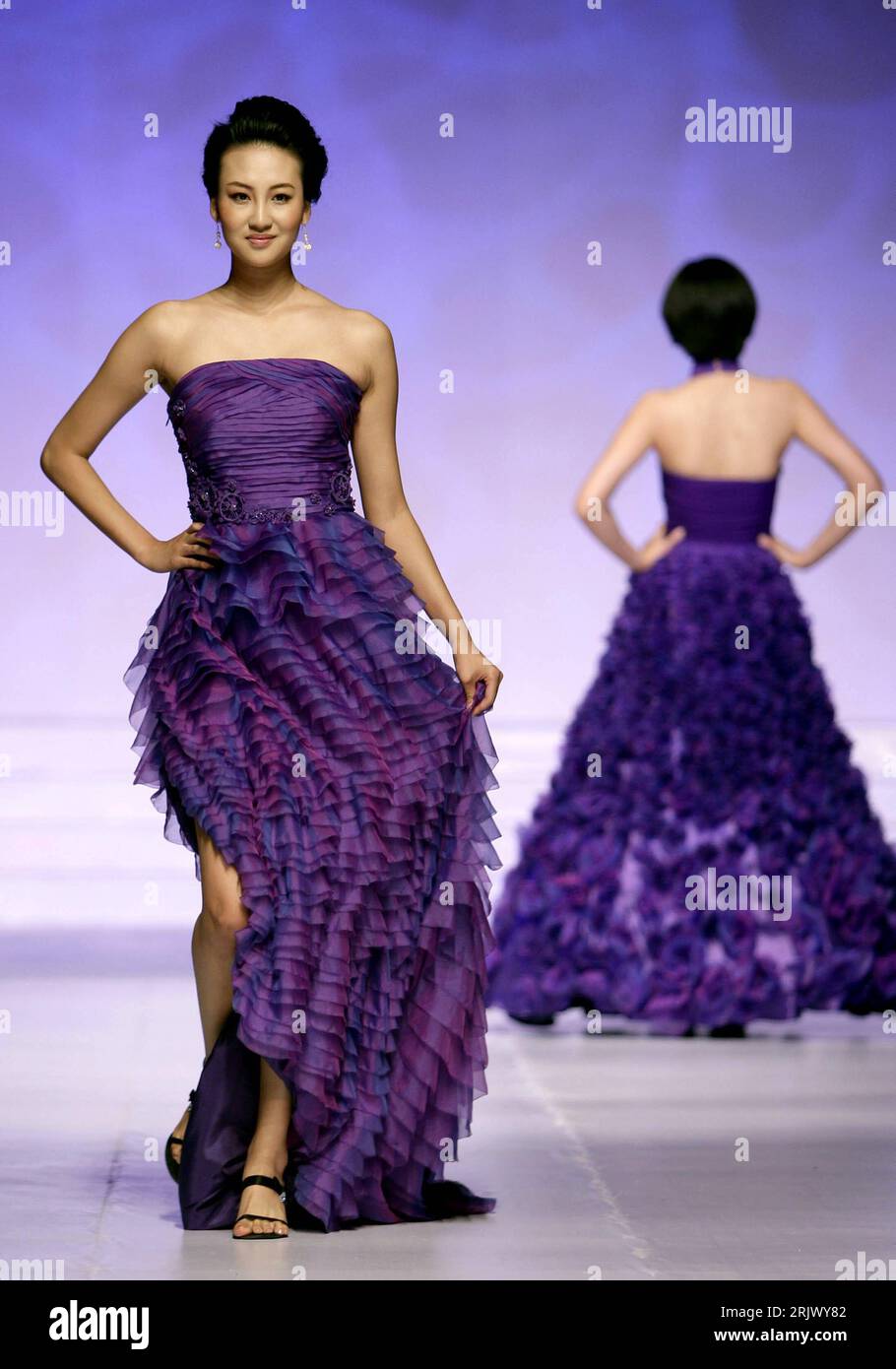 Bildnummer: 52087985  Datum: 31.08.2007  Copyright: imago/Xinhua Model präsentiert eine Kreation während der International Fashion Brand Promotion Week in Peking - PUBLICATIONxNOTxINxCHN , Personen; 2007, Model, Models, Laufsteg, Modenschau, Modenschauen, Kleid, Kleidung, Abendkleid, Abendkleider, lila, lilane, lilanes, Chiffonkleid, Chiffonkleider; , hoch, Kbdig, Einzelbild, Freisteller, China,  , Beauty, Fashion o0 Damenmode Stock Photo