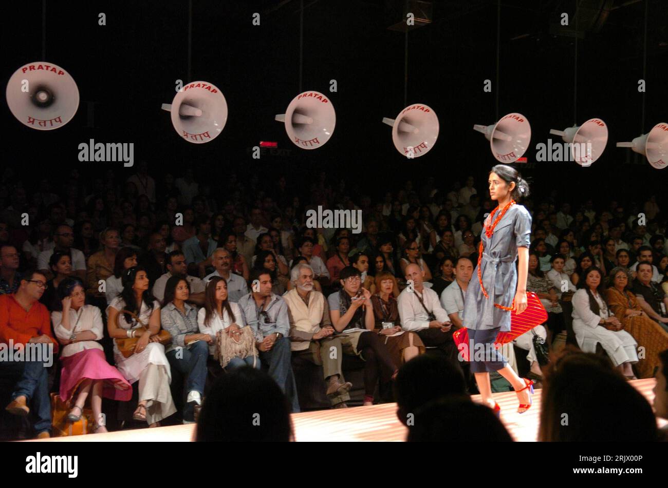 Bildnummer: 52096000  Datum: 05.09.2007  Copyright: imago/Xinhua Model präsentiert eine Kreation des Designers Rajesh Pratap zum Auftakt der Wills Lifestyle India Fashion Week in Neu-Delhi, Personen; 2007, Neu-Delhi, Laufsteg, Kollektion, Mode,; , quer, Kbdig, , Indien, , Beauty, Fashion,  o0 PUBLICATIONxNOTxINxCHN, Damenmode, Frühjahrskollektion, Sommerkollektion o0 Totale Stock Photo