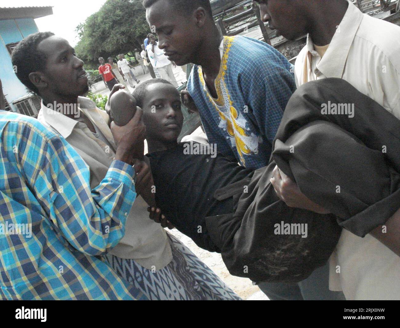 Bildnummer: 52102325  Datum: 05.09.2007  Copyright: imago/Xinhua Somalier tragen einen verletzten Jugendlichen in Mogadishu - PUBLICATIONxNOTxINxCHN, Personen; 2007, Mogadishu, Verletzung, Verletzungen, verletzt, verletzte, verwundet, verwundeter, verwundete, Somali, Somalis, Jugendlicher, Jugendliche, Mann; , quer, Kbdig, Gruppenbild, Somalia,  ,o0 Bürgerkrieg, Opfer Stock Photo
