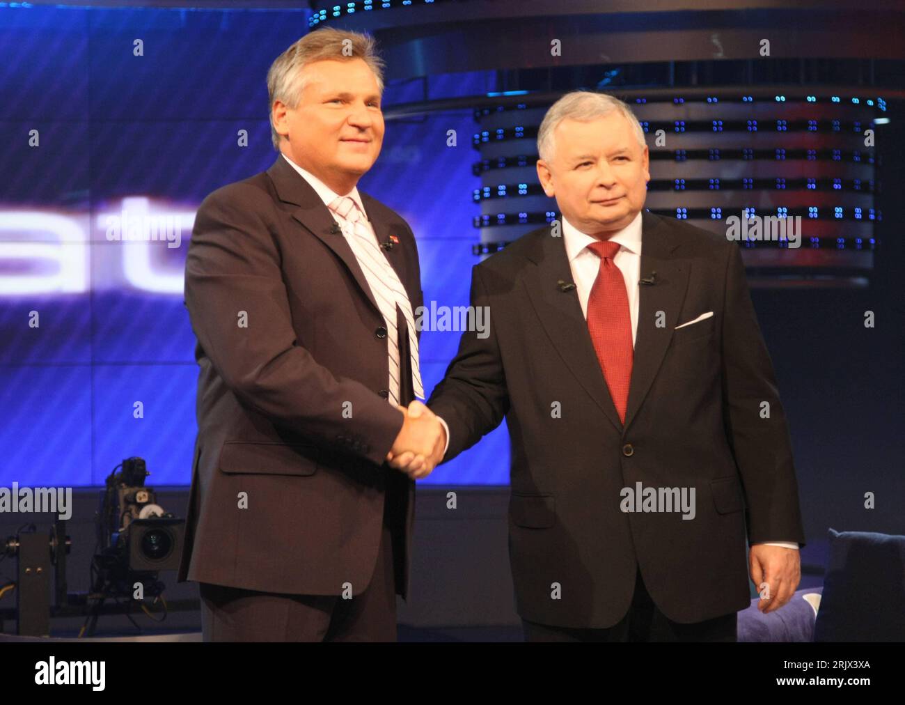 Premierminister Jaroslaw Kaczynski re. zuammen mit Aleksander Kwasniewski beide POL anlässlich des TV-Duells vor den Wahlen in Warschau - PUBLICATIONxNOTxINxCHN Stock Photo