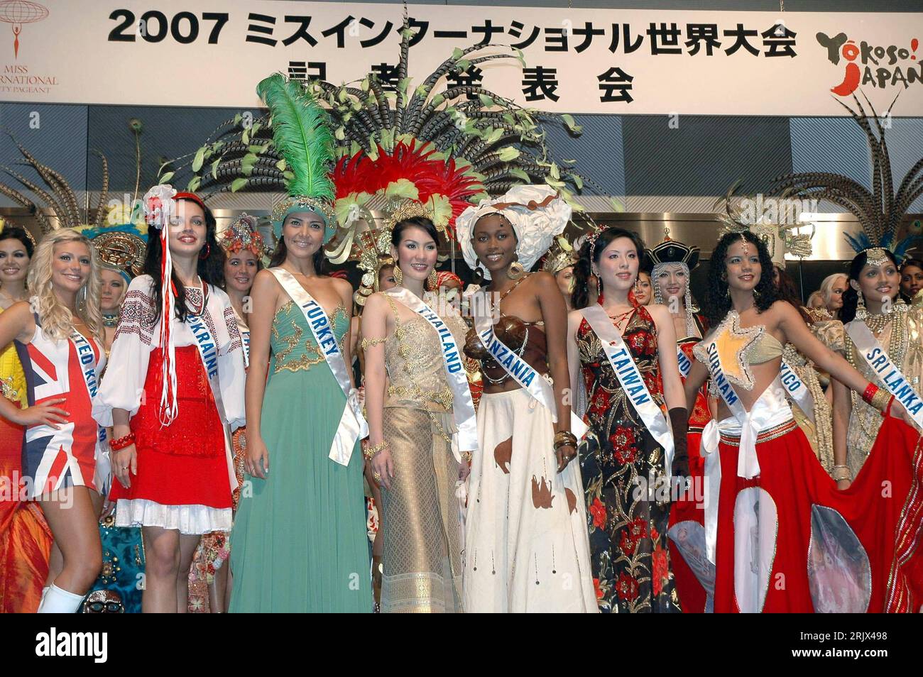 Bildnummer: 52138997  Datum: 03.10.2007  Copyright: imago/Xinhua Teilnehmerinnen der - 47. Miss International - Wahl während eines Pressetermins in Tokio PUBLICATIONxNOTxINxCHN , Personen; 2007,Tokio, Pressetermin , Pressekonferenz, 47th Miss International Beauty Pageant, Gruppenfoto, Schärpe, Schärpen, Schönheitswettbewerb, Schönheitswettbewerbe,  Misswahl, Miss-Wahl, Misswahlen, Miss-Wahlen, Flagge, britische, britisch; , quer, Kbdig, Totale, Japan,  , Stock Photo