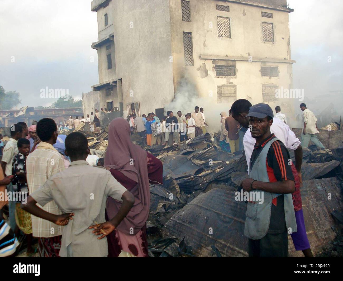 Bildnummer: 52139202  Datum: 03.10.2007  Copyright: imago/Xinhua Einheimische besichtigen die Überreste von Geschäften auf dem Bakara-Markt nach einem Brand in Mogadischu - Somalia - PUBLICATIONxNOTxINxCHN, Landschaft , Personen; 2007, Mogadischu, Brand, Trümmer, Reste, Überreste, Unglück, Einheimischer, Somalier, Rauch, Qualm,; , quer, Kbdig, Totale, Somalia,  ,  o0 Bürgerkrieg Stock Photo