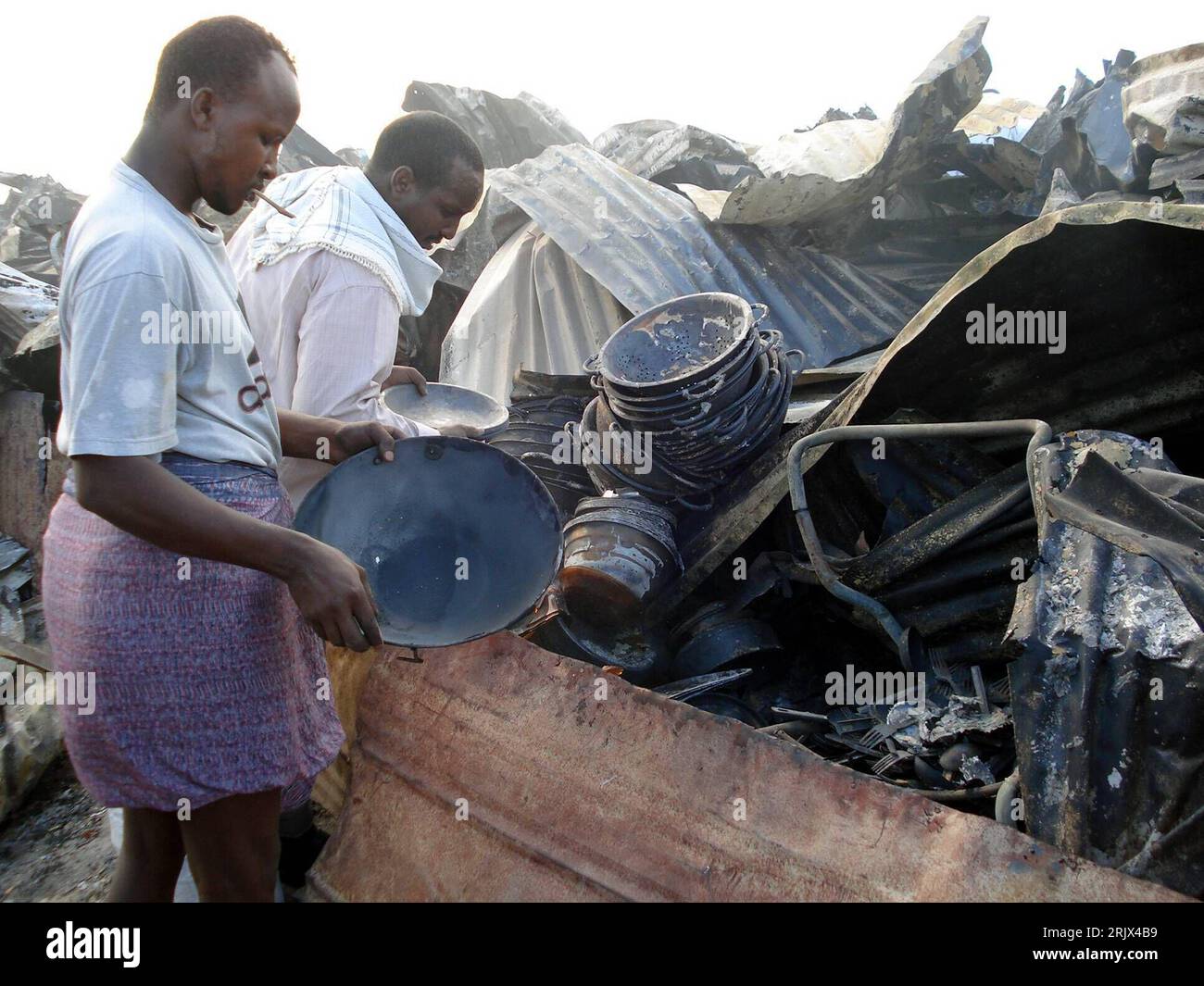 Bildnummer: 52139199  Datum: 03.10.2007  Copyright: imago/Xinhua Händler betrachtet die Überreste seines Geschäftes auf dem Bakara-Markt nach einem Brand in Mogadischu - Somalia - PUBLICATIONxNOTxINxCHN, Personen; 2007, Mogadischu, Brand, Trümmer, Reste, Überreste, Unglück, Einheimischer, Somalier,; , quer, Kbdig, Gruppenbild, Somalia,  , o0 Bürgerkrieg Stock Photo