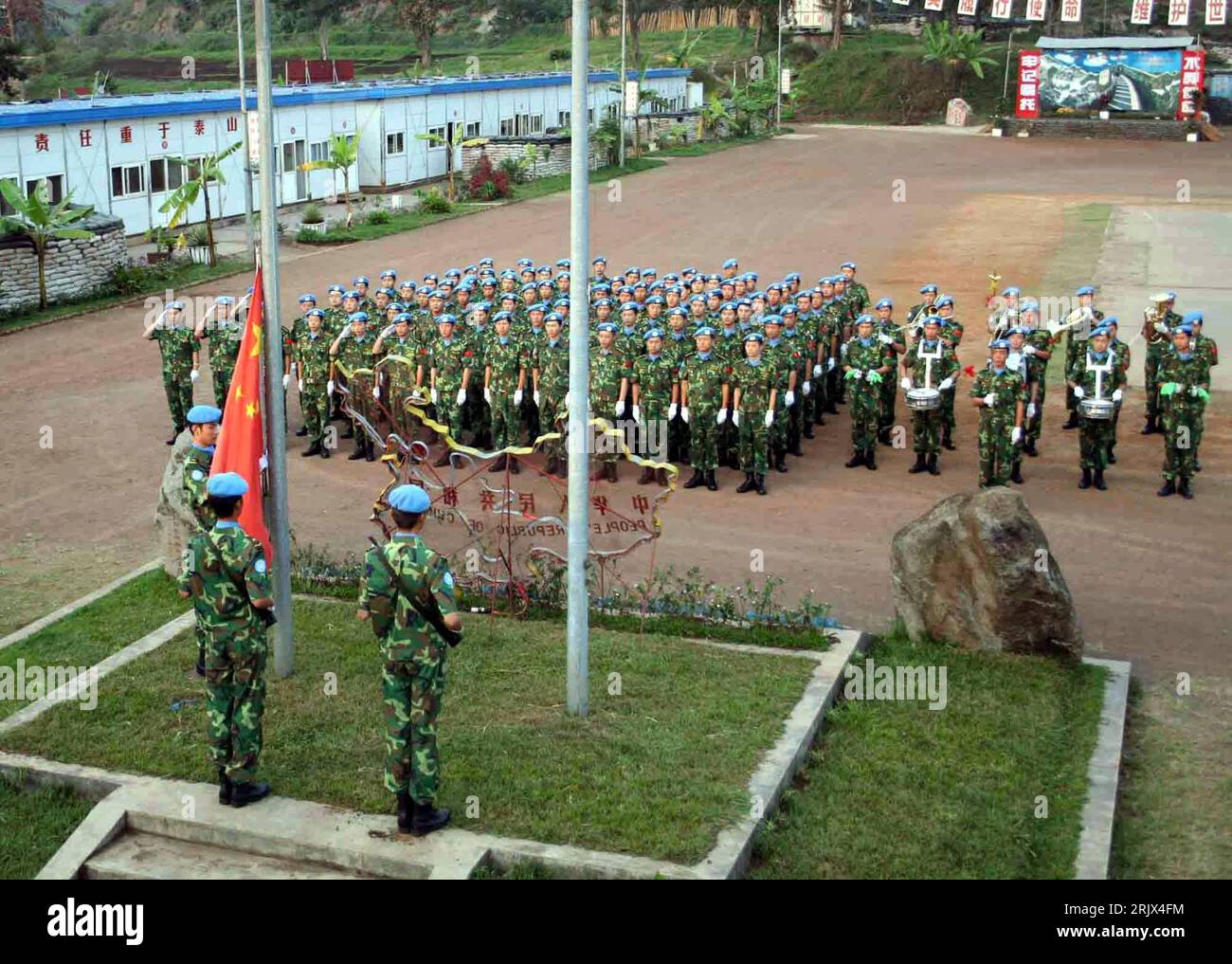 Bildnummer: 52144860  Datum: 01.10.2007  Copyright: imago/Xinhua Soldaten der chinesischen UN-Friedenstruppe während eines Fahnenappells anlässlich 58. Nationalfeiertages der Volksrepublik China in Bukavu - PUBLICATIONxNOTxINxCHN, Personen; 2007, Bukavu, Nationalfeiertag, Friedensmission, United Nations Organization, Blauhelmsoldat, Blauhelmsoldaten, chinesisch, chinesische, Soldat, Soldaten, Appell, Appelle, Fahne, Nationalflagge, Landesfahne, Zeremonie, Flaggenhissen, Hissen, Fahnenappell; , quer, Kbdig, Totale, Internationale Politik, Politik, Demokratische Republik Kongo,  , Militaer, Staa Stock Photo