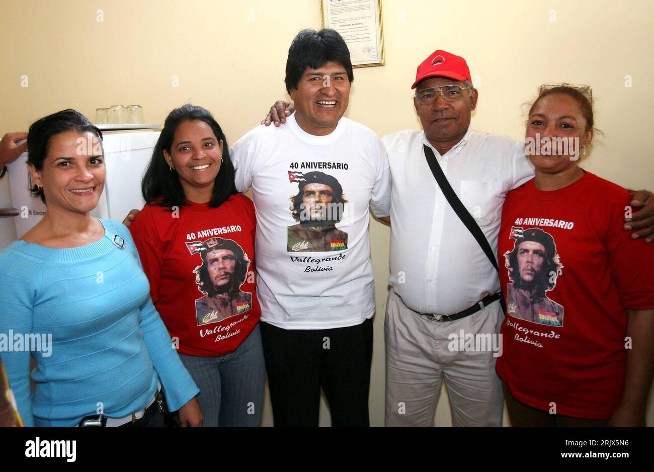 Bildnummer: 52153021  Datum: 08.10.2007  Copyright: imago/Xinhua Präsident Juan Evo Morales Ayma (BOL) am Rande einer Gedenkfeier zu Ehren Ernesto Che Guevaras anlässlich dessen 40. Todestages in Vallegrande - Bolivien - PUBLICATIONxNOTxINxCHN, Personen , optimistisch; 2007, Vallegrande, Guevara, Gedenken, 40. Todestag, Jubiläumsveranstaltungen, Politiker, Politik, Shirt, Bekleidung, Outfit, Pressetermin; , quer, Kbdig, Gruppenbild, close, Bolivien,  , People  o0 Staatspräsident Stock Photo
