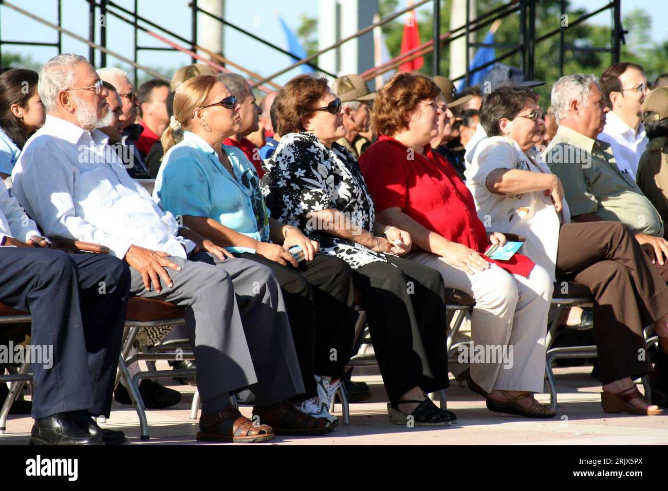 Bildnummer: 52153070  Datum: 08.10.2007  Copyright: imago/Xinhua Aleide March (3.v.li., CUB/Witwe von Che Guevara) und ihre Töchter Celia (2.v.li.) und Aleida (4.v.li.) während einer Gedenkfeier anlässlich des 40. Todestages Ernesto Che Guevaras in Santa Clara auf Kuba - PUBLICATIONxNOTxINxCHN, , Personen; 2007, Santa Clara, Guevara, Gedenken, 40. Todestag, Jubiläumsveranstaltungen, Gedenkfeier, Frau, Ehefrau, Tochter, Hinterbliebene,; , quer, Kbdig, Gruppenbild, Bildhauerei, Kunst, Kuba, Randbild, People Stock Photo