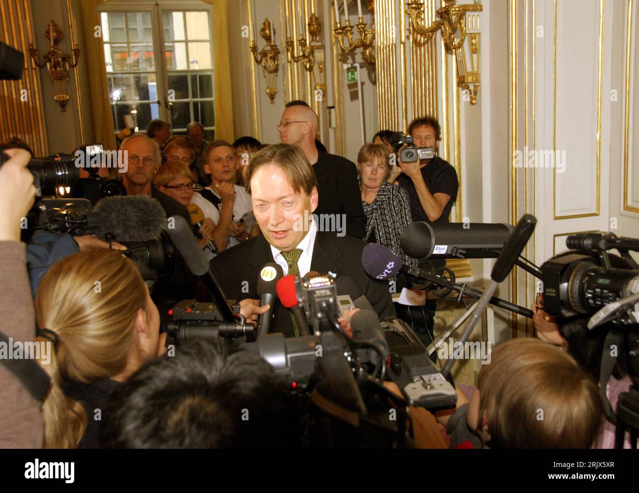 Bildnummer: 52155525  Datum: 11.10.2007  Copyright: imago/Xinhua Horace Engdahl (SWE/Ständiger Sekretär Schwedische Akademie) beantwortet Journalistenfragen nach der Vergabe des Nobelpreises für Literatur an Doris Lessing - in Stockholm - PUBLICATIONxNOTxINxCHN, Personen; 2007, Stockholm, Pressetermin, Nobelpreis, Literaturnobelpreis, Presse, Medien, Medieninteresse,; , quer, Kbdig, Gruppenbild, Schweden, Randbild, , People o0 Literatur Stock Photo