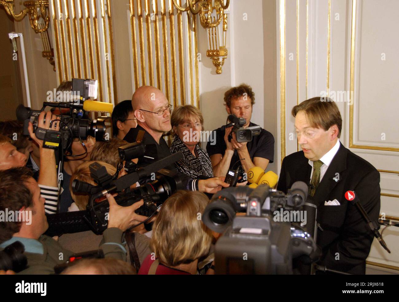 Bildnummer: 52155530  Datum: 11.10.2007  Copyright: imago/Xinhua Horace Engdahl (SWE/Ständiger Sekretär Schwedische Akademie) beantwortet Journalistenfragen nach der Vergabe des Nobelpreises für Literatur an Doris Lessing - in Stockholm - PUBLICATIONxNOTxINxCHN, Personen; 2007, Stockholm, Pressetermin, Nobelpreis, Literaturnobelpreis, Presse, Medien, Medieninteresse,; , quer, Kbdig, Gruppenbild, Schweden, Randbild, People o0 Literatur Stock Photo