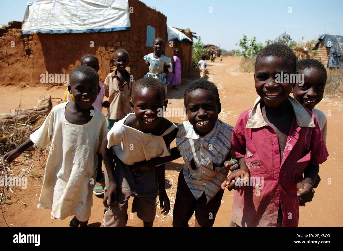 Bildnummer: 52182804  Datum: 24.10.2007  Copyright: imago/Xinhua Kinder im Flüchtlingslager Otash bei Nyala - Bundesstaat Süd-Darfur - Sudan   PUBLICATIONxNOTxINxCHN , Personen , optimistisch; 2007, Nyala ,   Flüchtling, Flüchtlinge, Junge, Jungen; , quer, Kbdig, Gruppenbild, Sudan,  , / Südsudan    Bildnummer 52182804 Date 24 10 2007 Copyright Imago XINHUA Children in Refugee camps Otash at Nyala Federal state South Darfur Sudan PUBLICATIONxNOTxINxCHN People optimistic 2007 Nyala Refugee Refugees Boy Boys horizontal Kbdig Group photo Sudan South Sudan Stock Photo