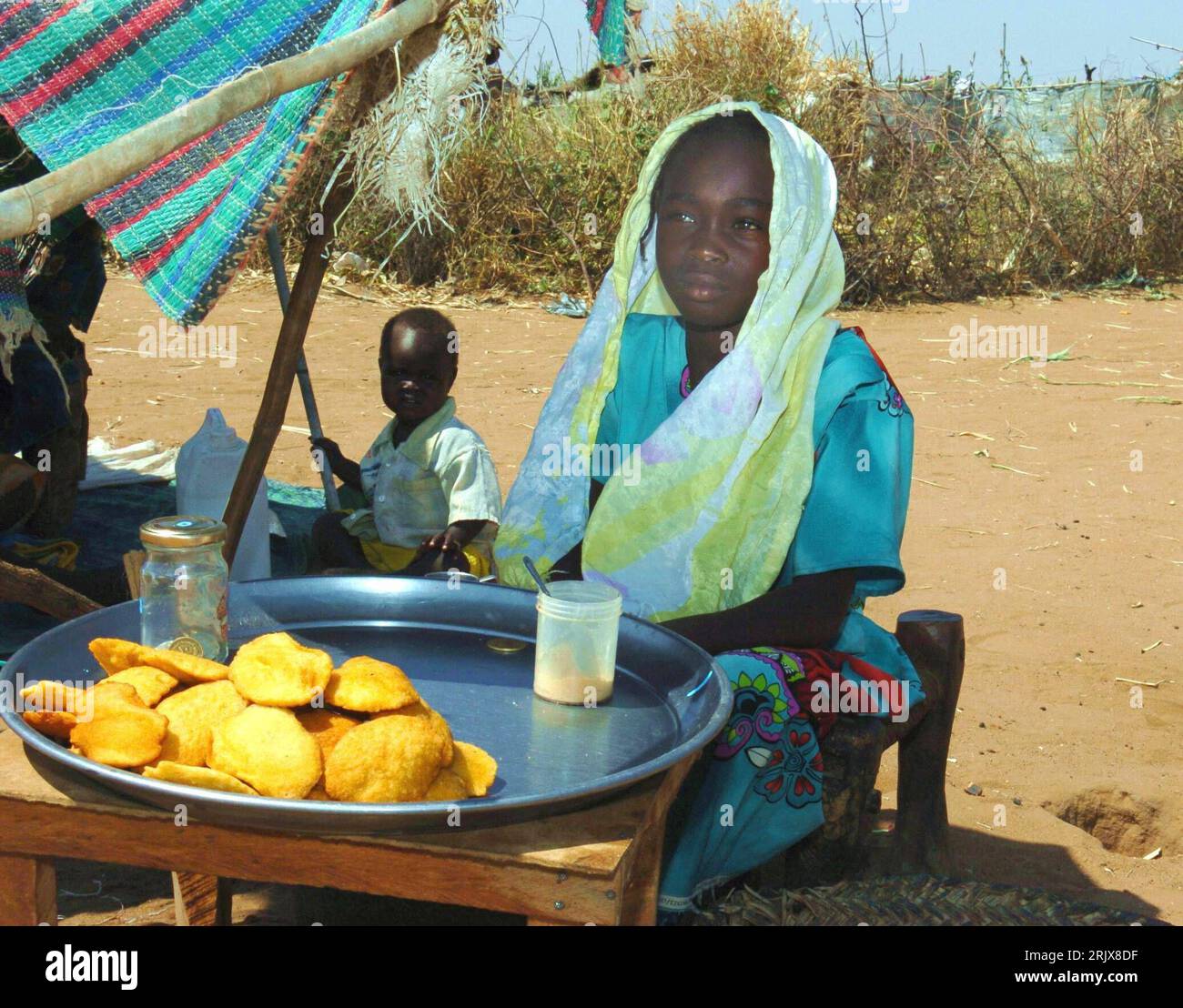 Bildnummer: 52182809  Datum: 24.10.2007  Copyright: imago/Xinhua Mädchen verkauft Kuchen im Flüchtlingslager Otash bei Nyala - Bundesstaat Süd-Darfur - Sudan   PUBLICATIONxNOTxINxCHN , Personen; 2007, Nyala ,   Flüchtling, Flüchtlinge, Kind; , quer, Kbdig, Gruppenbild, Sudan, / Südsudan    Bildnummer 52182809 Date 24 10 2007 Copyright Imago XINHUA Girl sold Cake in Refugee camps Otash at Nyala Federal state South Darfur Sudan PUBLICATIONxNOTxINxCHN People 2007 Nyala Refugee Refugees Child horizontal Kbdig Group photo Sudan South Sudan Stock Photo