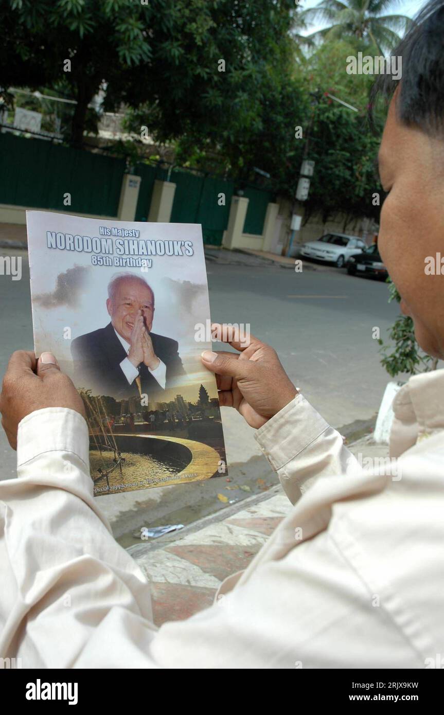 Bildnummer: 52198486  Datum: 31.10.2007  Copyright: imago/Xinhua Kambodschaner betrachtet die Beilage der Zeitung - Cambodian Daily - mit einem Bild des ehemaligen Königs Norodom Sihanouk (CAM) anlässlich seines 85. Geburtstags in Phnom Penh PUBLICATIONxNOTxINxCHN , Personen , Objekte; 2007, Phnom Penh, König, Adel, Geburtstag, Geburtstage, Feier, Feiern, Ehrung, Ehrungen, Einheimischer, Zeitung, Zeitungen, Tageszeitungen, Tageszeitung, Presse, Medien, Printmedien, Titel, Titelblatt, Beilagen, Zeitungsbeilage, Zeitungsbeilagen; , hoch, Kbdig, Einzelbild, Medienunternehmen, Wirtschaft, Kambodsc Stock Photo