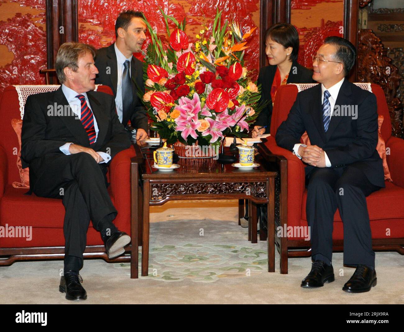 Premierminister Wen Jiabao re., CHN und Außenminister  Bernard Kouchner FRA in Peking - PUBLICATIONxNOTxINxCHN Stock Photo
