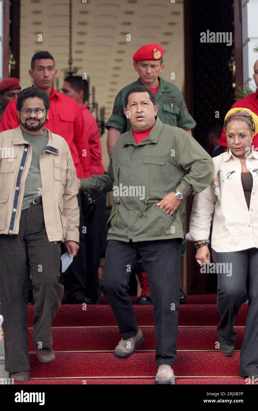 Bildnummer: 52217196  Datum: 08.11.2007  Copyright: imago/Xinhua Präsident Hugo Chavez (Mitte, VEN) neben Ivan Marquez (li., COL/FARC) und Senatorin Piedad Cordoba (COL) anlässlich eines Treffens in Caracas - PUBLICATIONxNOTxINxCHN, Personen; 2007, Politiker, Politik, Staatspräsident, Politikerin, Revolutionary Armed Forces of Colombia; , hoch, Kbdig, Gruppenbild, Venezuela, Randbild, Militaer, Staat, People  o0 internationale Stock Photo