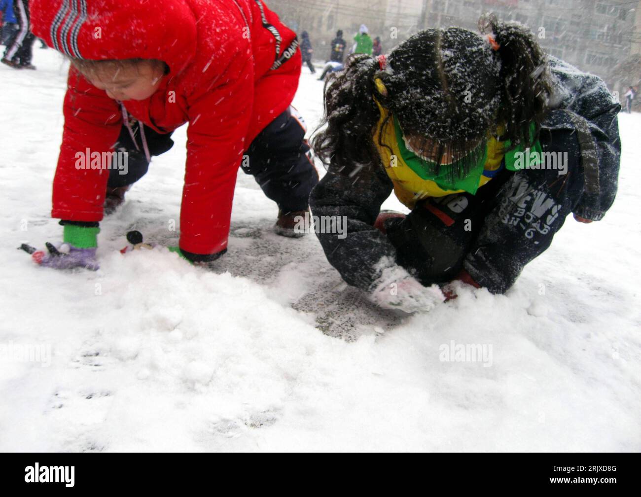 Kinder schnee spielen hi-res stock photography and images - Alamy