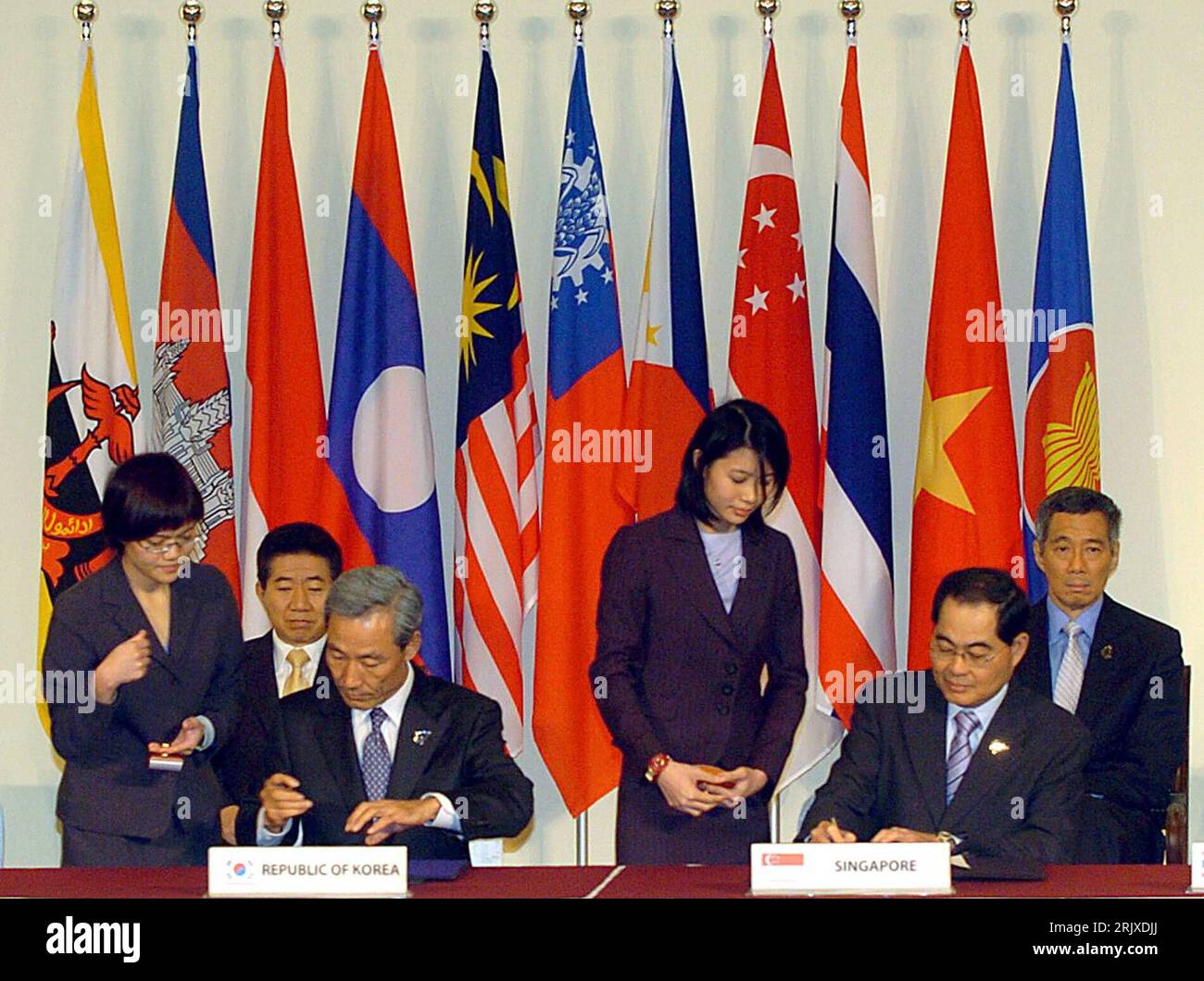Bildnummer: 52242449  Datum: 21.11.2007  Copyright: imago/Xinhua V.l.n.r.: Roh Moo-hyun (KOR/Präsident), Kim Jong-hoon (KOR/Handelsminister), Lim Hng Kiang (SIN/Handelsminister) und Lee Hsien Loong (SIN/Premierminister) während des ASEAN-Treffens in Singapur - PUBLICATIONxNOTxINxCHN, Personen; 2007, Singapur, Treffen, Politik, Politiker, Konferenzen, Sitzung, Pressetermin, Vertragsunterzeichnung,; , quer, Kbdig, Gruppenbild, Internationale Politik, Politik, Singapur, Randbild, People Stock Photo