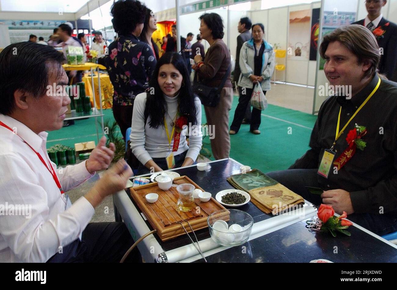 Bildnummer: 52242955  Datum: 17.11.2007  Copyright: imago/Xinhua Tee-Experte aus Taiwan erklärt seine Produkte anlässlich der 1. Cross Strait Tea Expo in Quanzhou in der chinesischen Provinz Fujian - PUBLICATIONxNOTxINxCHN , Personen; 2007, Tee, Messe, Messen,; , quer, Kbdig, Gruppenbild, China,  , Food Stock Photo