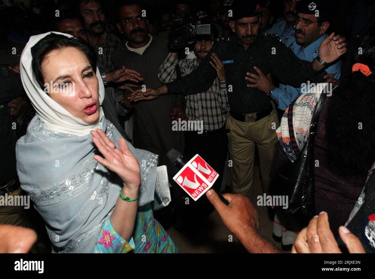 Benazir Bhutto (PAK/PPP) bei ihrer Ankunft auf dem Flughafen von Karatschi PUBLICATIONxNOTxINxCHN   Benazir Bhutto Pak PPP at their Arrival on the Airport from Karachi PUBLICATIONxNOTxINxCHN Stock Photo