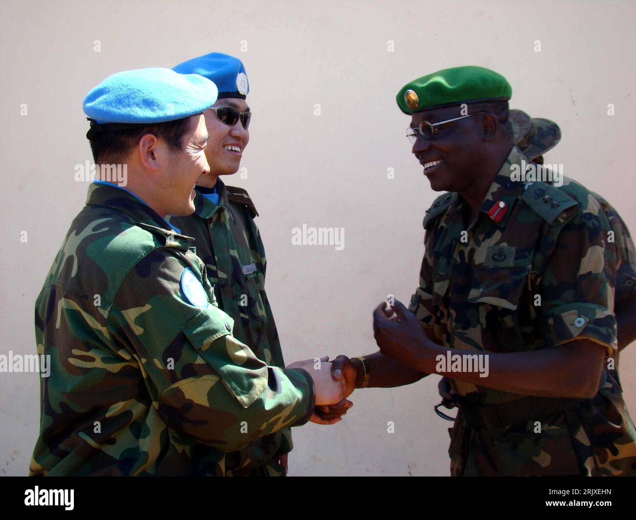 Bildnummer: 52249303  Datum: 24.11.2007  Copyright: imago/Xinhua Shangguan Linhong (li., CHN/Kommandeur Ingeneureinheit) begrüßt Jap Oladipo Aan (SUD/Kommadeur Süd-Darfur) anlässlich der Ankunft chinesischer Soldaten in Nyala - internationale Friedensmission im Sudan   PUBLICATIONxNOTxINxCHN , Personen; 2007,  Nyala, premiumd,  Soldat, VBA, Volksbefreiungsarmee, Auslandseinsatz , shakehands, shake hands, Pressetermin; , quer, Kbdig, Gruppenbild, close, Internationale Politik, Politik, Sudan, Randbild, Militaer, Staat, People / Südsudan    Bildnummer 52249303 Date 24 11 2007 Copyright Imago XIN Stock Photo