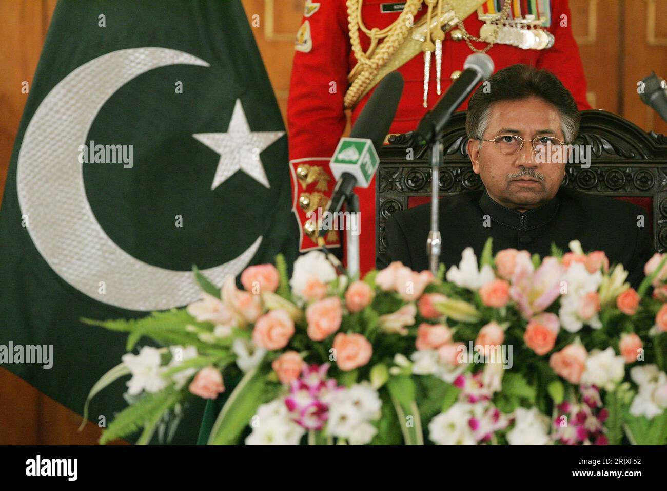 Präsident Pervez Musharraf PAK während seiner Vereidigung als ziviler Präsident und der Abgabe seiner militärischen Ämter ehemaliger Befehlshaber der Streitkräfte in Islamabad  PUBLICATIONxNOTxINxCHN Stock Photo