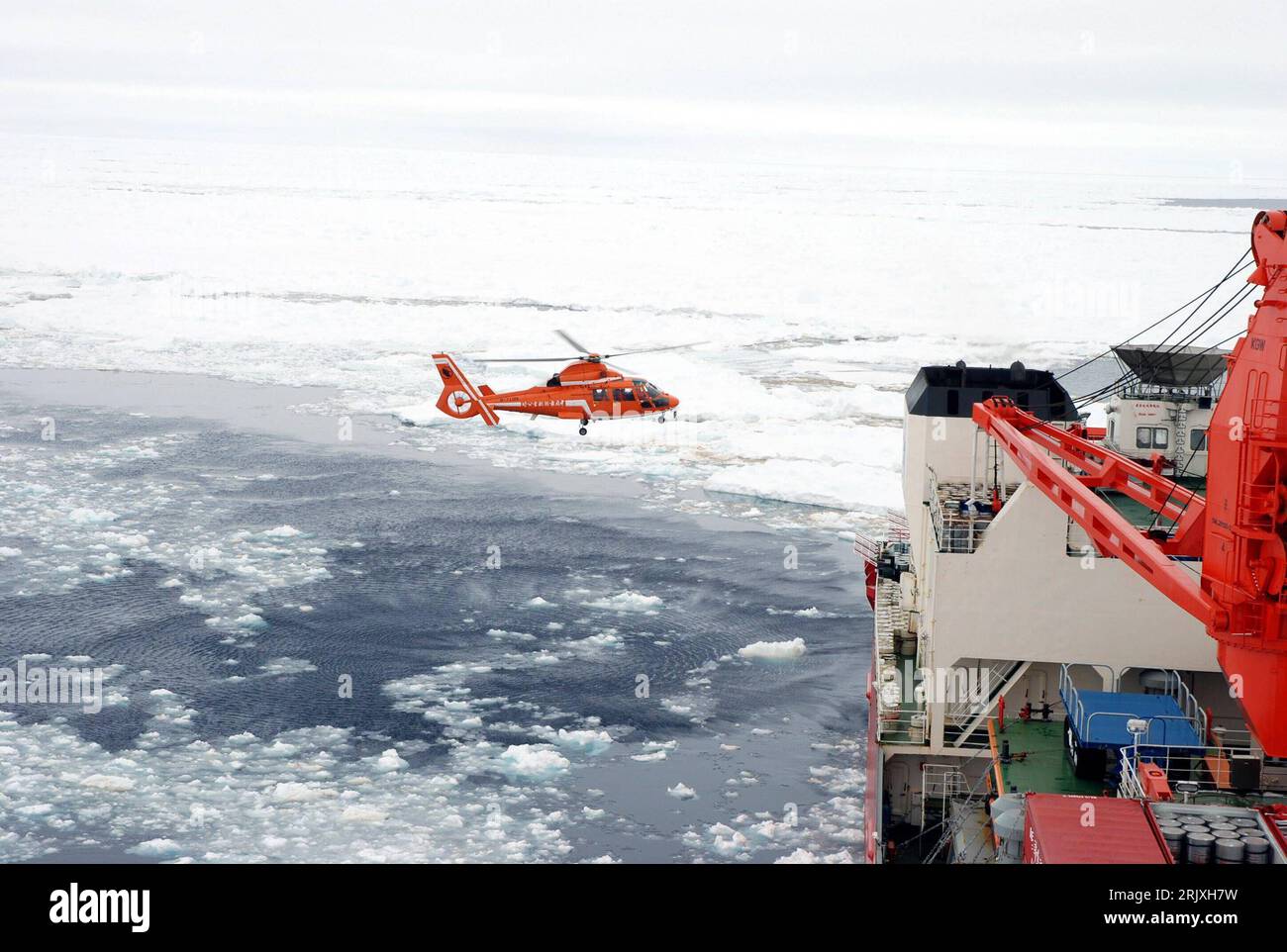 Hubschrauber neben dem chinesischen Forschungsschiff Xuelong am südlichen Polarkreis - PUBLICATIONxNOTxINxCHN   Helicopters next to the Chinese Research vessel XUELONG at Southern Arctic Circle PUBLICATIONxNOTxINxCHN Stock Photo