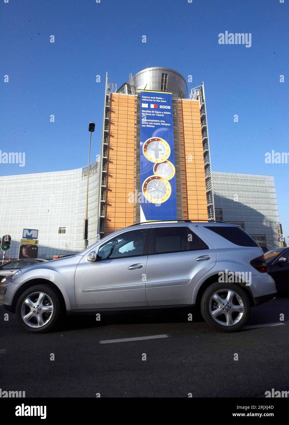 Bildnummer: 52302043  Datum: 19.12.2007  Copyright: imago/Xinhua EU-weite Verringerung des CO2-Ausstoßes - Mercedes Benz M Klasse vor dem Berlaymont-Gebäude der Europäischen Kommission in Brüssel - PUBLICATIONxNOTxINxCHN, Gebäude, außen, Außenansicht , Objekte; 2007, Brüssel, Belgien , Complexe, Europäische Union, Fahrzeug, Auto, PKW, Geländewagen, Umweltschutz, Klimaschutz, Kohlendioxid, CO 2, Kohlendioxidausstoß, Automobilindustrie; , hoch, Kbdig, Einzelbild, Europapolitik, Politik, Industrie, Wirtschaft,  , Politik, Europa Stock Photo