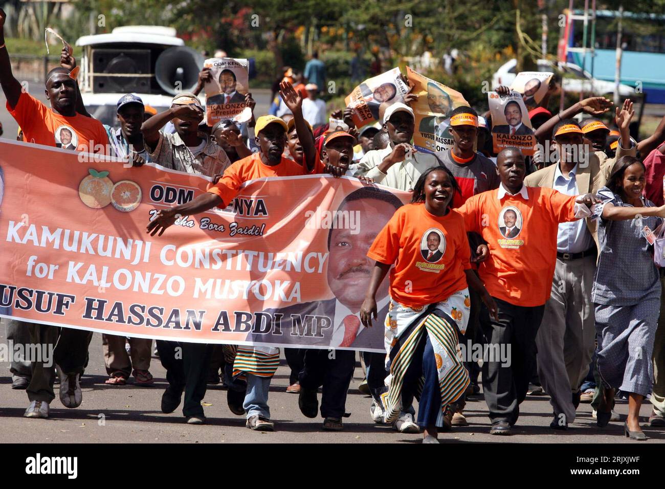 Bildnummer: 52307115  Datum: 23.12.2007  Copyright: imago/Xinhua Anhänger von Präsidentschaftskandidat Kalonzo Musyoka (Kenia/Orange Democratic Movement) demonstrieren anlässlich des Wahlkampfes in Nairobi - PUBLICATIONxNOTxINxCHN  , Personen , Begeisterung , Freude , optimistisch; 2007, Nairobi, Politik, Wahl, Wahlen, Wahlkampf, ODM-K, ODM-Kenia, Präsidentschaftswahl, Parlamentswahl, Kenia, Demonstrationen; , quer, Kbdig, Totale,  , Gesellschaft, Afrika Stock Photo