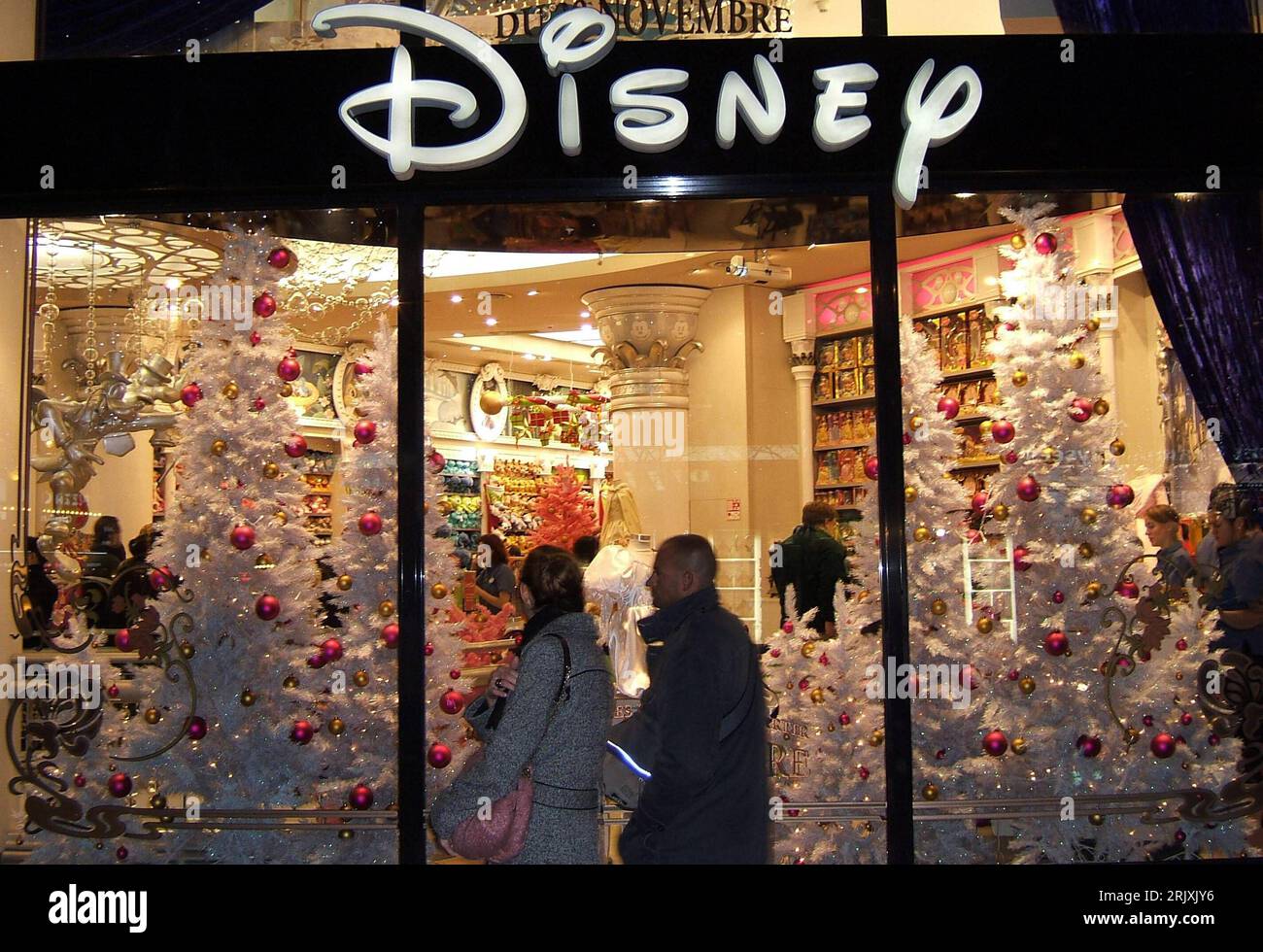 Bildnummer: 52306875 Datum: 22.12.2007 Copyright: imago/Xinhua Weihnachtsdekoration im Schaufenster einer Disney-Filiale in Paris PUBLICATIONxNOTxINxCHN, Personen , Restlichtaufnahme; 2007, Paris, Weihnachten, Weihnachtszeit, Vorweihnachtszeit, Deko
