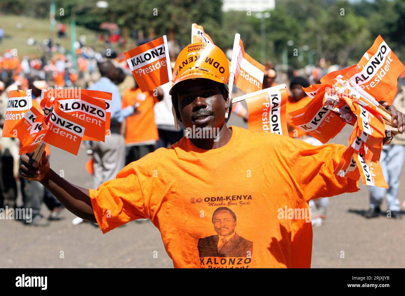 Bildnummer: 52307104  Datum: 23.12.2007  Copyright: imago/Xinhua Anhänger von Präsidentschaftskandidat Kalonzo Musyoka (Kenia/Orange Democratic Movement) verteilt Werbematerial anlässlich des Wahlkampfes in Nairobi - PUBLICATIONxNOTxINxCHN  , Personen , premiumd; 2007, Nairobi, Politiker, Politik, Wahl, Wahlen, Wahlkampf, ODM-K, ODM-Kenia, Werbung, Reklame, Präsidentschaftswahl, Parlamentswahl, Mann, Kenianer, Kenia , Schriftzug; , quer, Kbdig, Einzelbild, close, Arbeitswelten, Gesellschaft,  , Gesellschaft Stock Photo