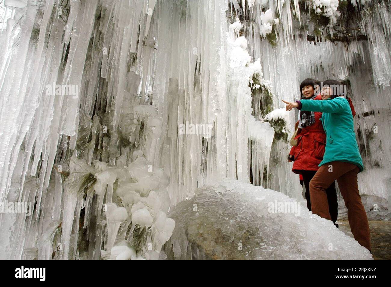 Bildnummer: 52310560  Datum: 26.12.2007  Copyright: imago/Xinhua Vereister Wasserfall in Taoyuanxiangu bei Peking - PUBLICATIONxNOTxINxCHN, Personen , Objekte; 2007, Taoyuanxiangu, Miyun, China, Eis, Kälte, Tourist, Touristen, Frauen, Touristin, Chinese, Chinesen, Chinesin, Einheimische, vereist, gefroren, gefrorener, Ausflugsziel , Eiszapfen; , quer, Kbdig, Totale,  ,  , Asien Stock Photo