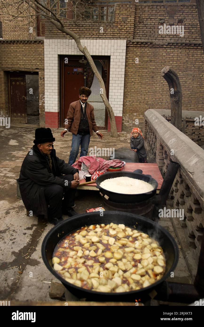 Bildnummer: 52310623  Datum: 24.12.2007  Copyright: imago/Xinhua Uiguren bei der Vorbereitung traditioneller Speisen in Kashi im chinesischen Uigurischen Autonomen Gebiet Xinjiang - PUBLICATIONxNOTxINxCHN, Personen; 2007, Kashi, Uygur, Xinjiang, Ostturkestan, Uigur, kochen, Männer, Kind, Einheimische, Land, Leute , Tradition, kochen; , hoch, Kbdig, Gruppenbild,  ,  , Asien, Uigure, China Stock Photo