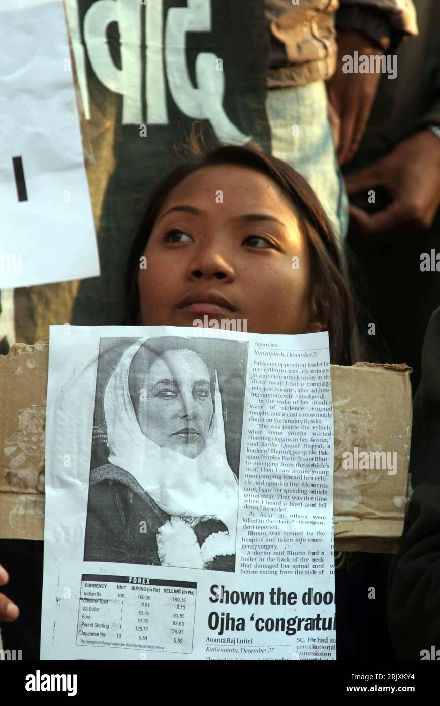 Junge Studentin hält ein Bild der ermordeten Oppositionsführerin Benazir Bhutto während einer Trauer-Kundgebung in Kathmandu, Nepal - PUBLICATIONxNOTxINxCHN Stock Photo