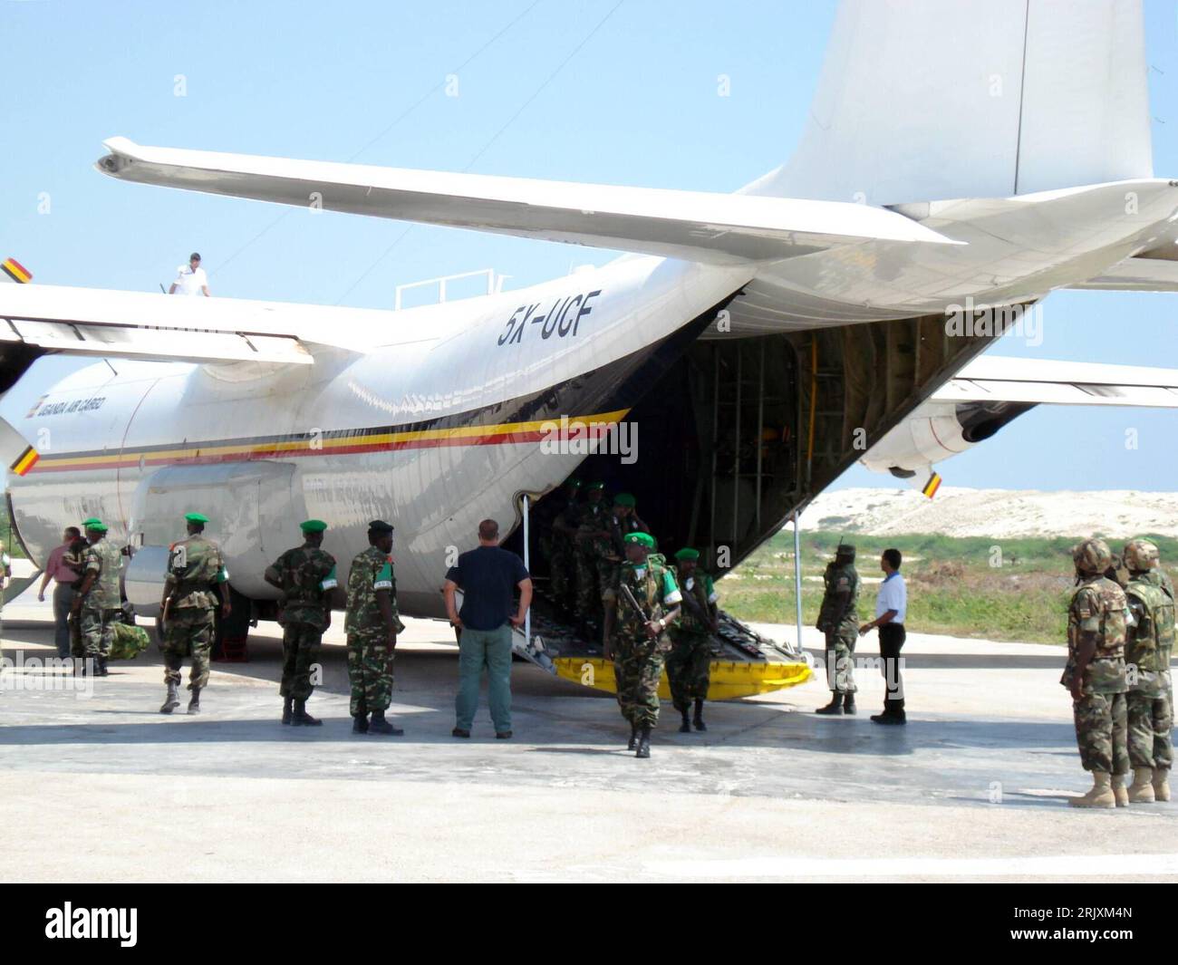 Bildnummer: 52314017  Datum: 24.12.2007  Copyright: imago/Xinhua Soldaten der Friedenstruppe aus Burundi während ihrer Ankunft im Flughafen von Mogadischu/Somalia - PUBLICATIONxNOTxINxCHN , Personen , Objekte; 2007, Soldat, Soldaten, Flugzeug, Flugzeuge, Transportflugzeug, Transportflugzeuge; , quer, Kbdig, Totale,  , Militaer, Staat,  , Afrika o0 Friedensmission, AU, Afrikanische Union, Politik, internationale Stock Photo