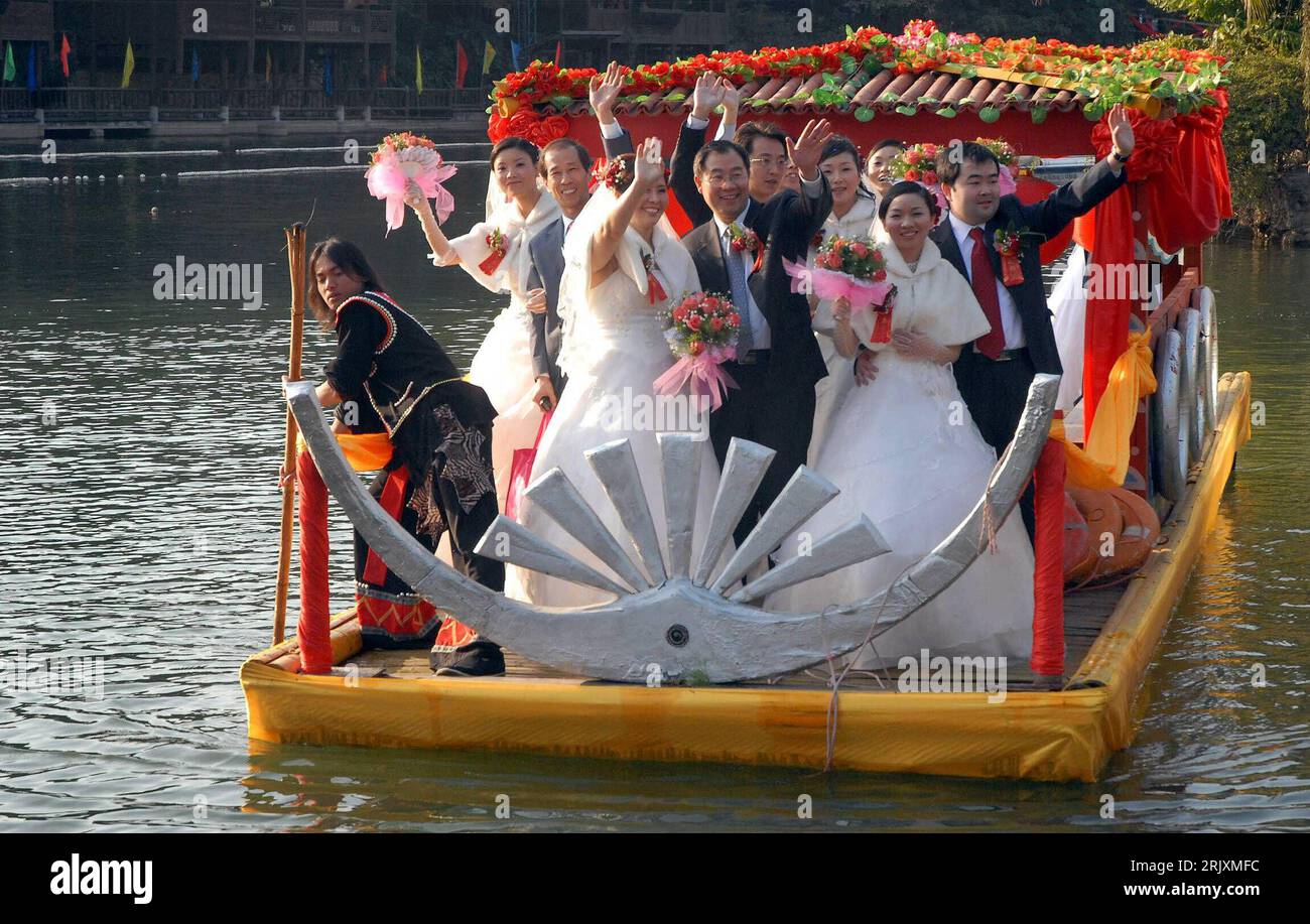 Bildnummer: 52316442  Datum: 01.01.2008  Copyright: imago/Xinhua Frisch verheiratete Paare des 9th International Group Wedding zum Neujahr in Shenzhen - China - PUBLICATIONxNOTxINxCHN, Personen , optimistisch , Freude; 2008, China, Shenzhen, Hochzeit, Massenhochzeit, Brautpaare, Ehepaar, Tradition; , quer, Kbdig, Gruppenbild,  ,  , Asien Stock Photo