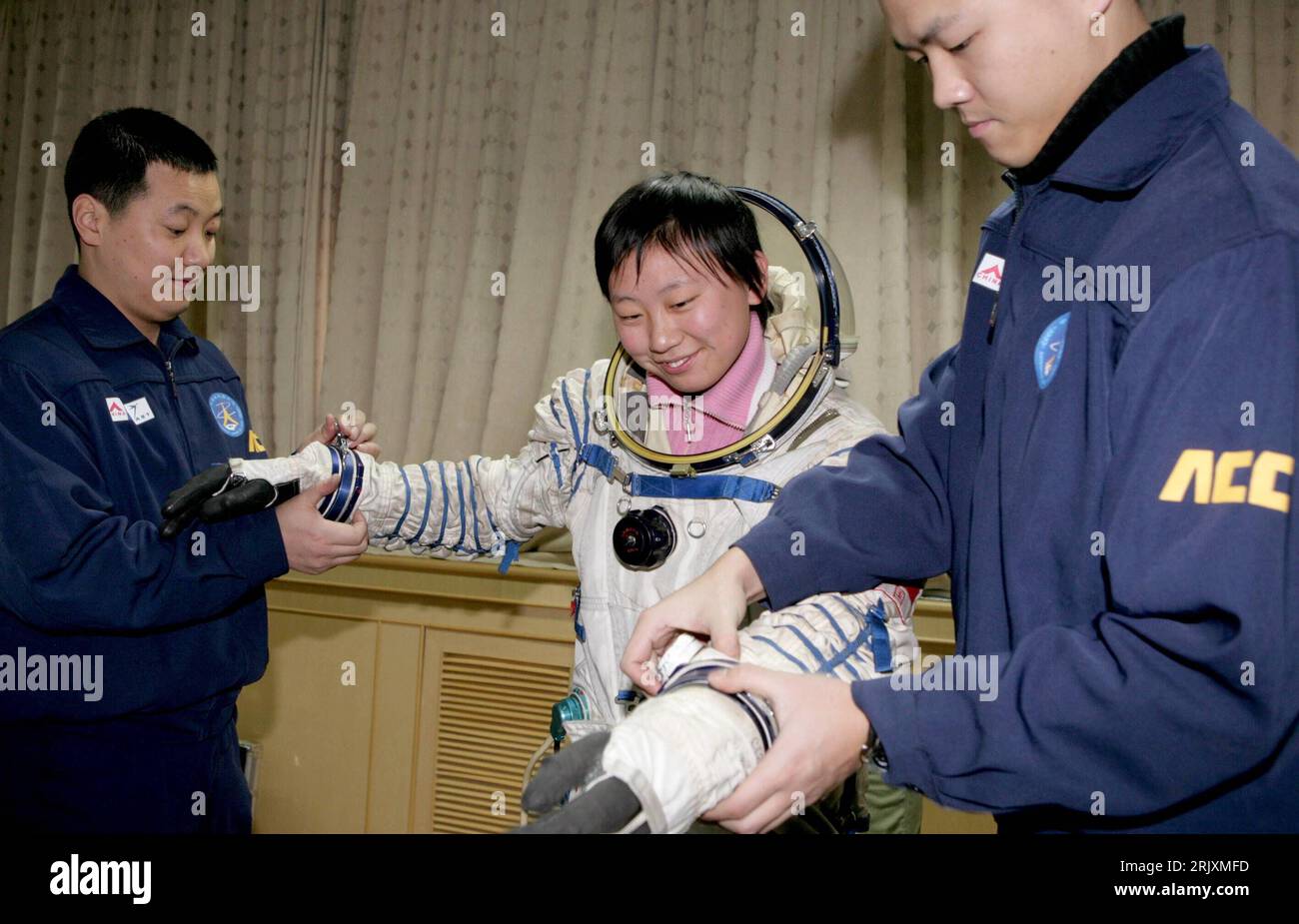 Bildnummer: 52316950  Datum: 02.01.2008  Copyright: imago/Xinhua Taikonauten-Nachwuchskraft probiert einen Raumanzug an im Weltraumzentrum in Peking - PUBLICATIONxNOTxINxCHN, Personen , optimistisch , premiumd; 2008, Peking, China, CNSA, Taikonaut, Astronaut, Astronauten, Kosmonaut, Kosmonauten, Spaceflight Scientific Research Center, Trainee, Nachwuchskraft; , quer, Kbdig, Gruppenbild,  ,  , Asien o0 Astronomie, Wissenschaft, Raumfahrt, Weltraumforschung Stock Photo