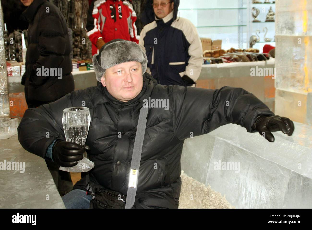 Bildnummer: 52316944  Datum: 02.01.2008  Copyright: imago/Xinhua Gast mit Eisbecher in einer Eisbar in Harlin, China - PUBLICATIONxNOTxINxCHN, Personen; 2008, Harlin, Provinz Heilongjiang, China, Touristen, Bar, Eis, Gastronomie , Besucher, Gast, Gäste, Becher, Glas; , quer, Kbdig, Einzelbild, , ,  , Reisen, Asien Stock Photo