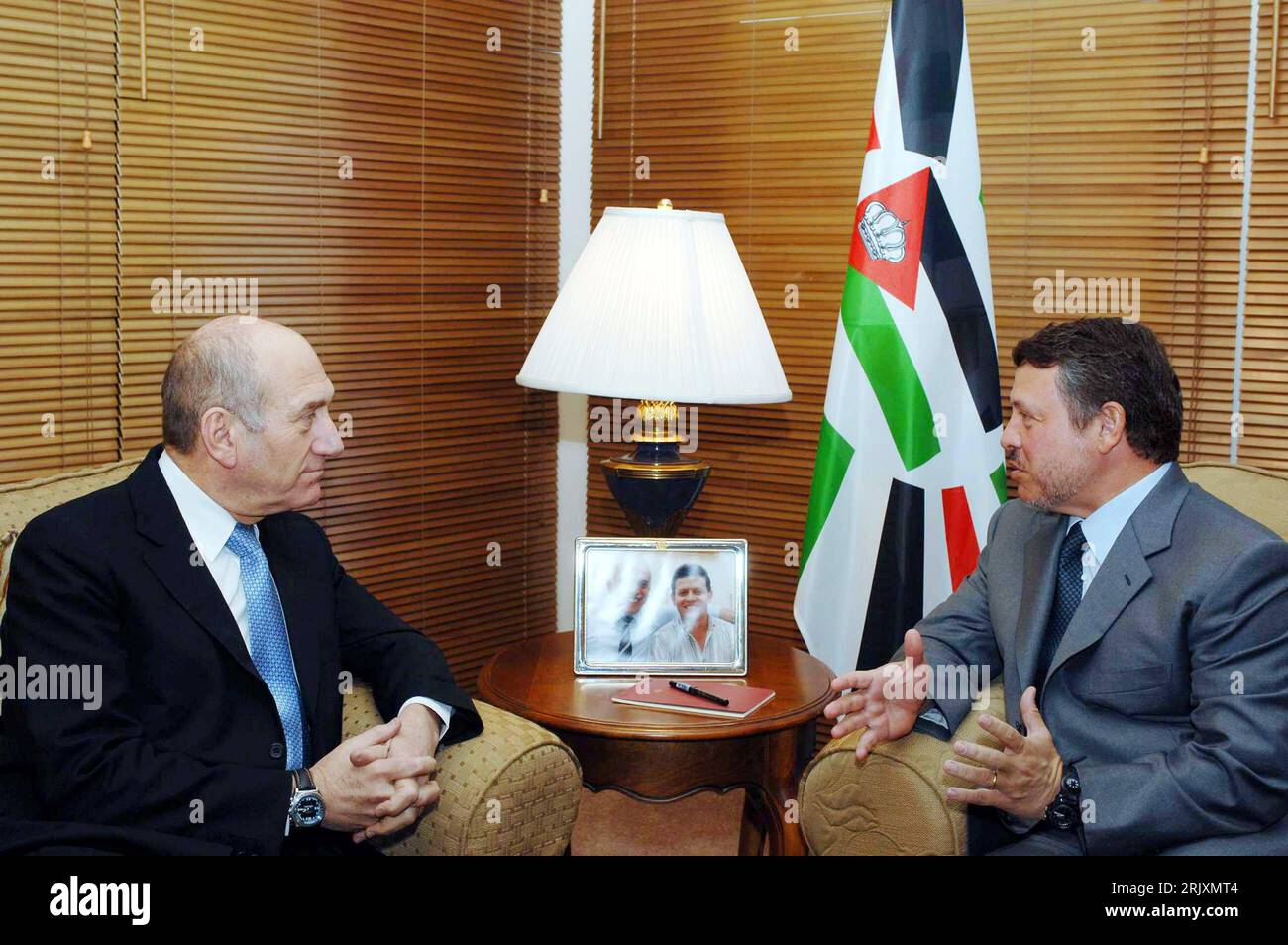 Bildnummer: 52318200  Datum: 03.01.2008  Copyright: imago/Xinhua Premierminister Ehud Olmert (li., Israel) und König Abdullah II. (Jordanien) während eines Treffens in Aqaba PUBLICATIONxNOTxINxCHN , Personen; 2008, Jordanien, Aqaba, Akaba, Politik, Politiker, Staatbesuch, Adel, jordanisches Königshaus , Pressetermin, II,; , quer, Kbdig, Gruppenbild, Internationale Politik, Politik, Randbild, People, Asien Stock Photo