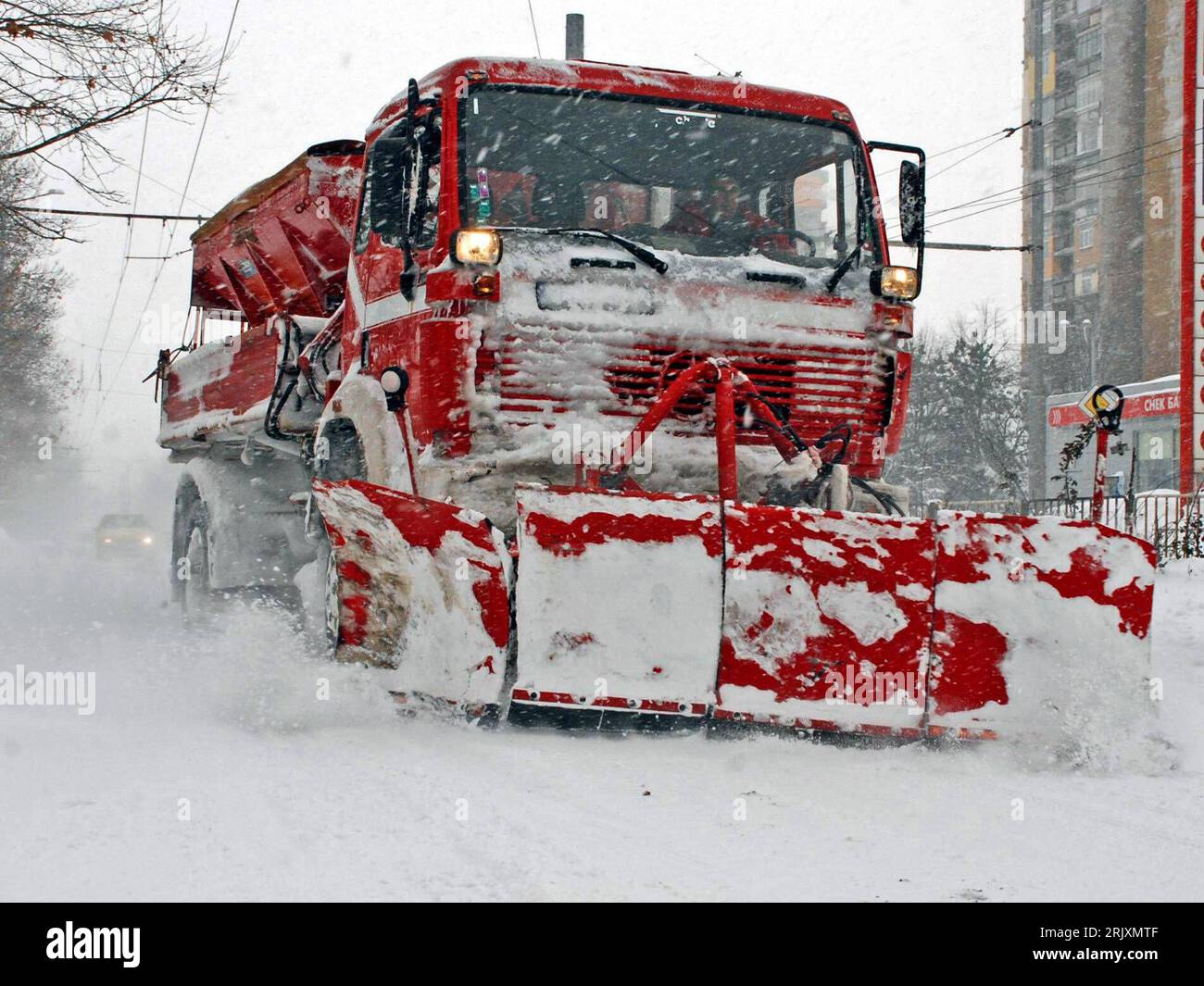 Schneeräumung von Schnee bedeckte Auffahrt und Auto Stockfotografie - Alamy