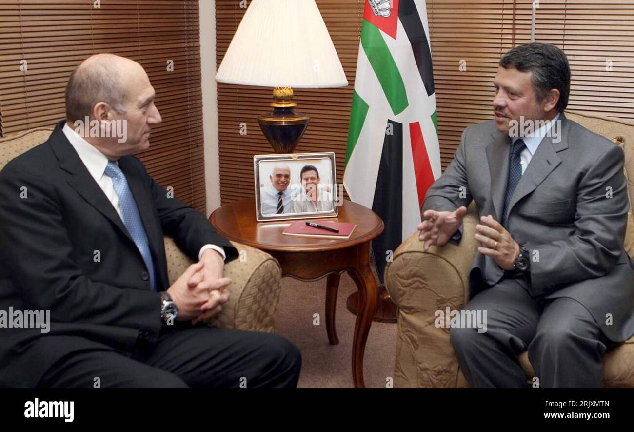 Premierminister Ehud Olmert li., Israel im Gespräch mit König Abdullah II. Jordanien während eines Treffens in Aqaba PUBLICATIONxNOTxINxCHN Stock Photo