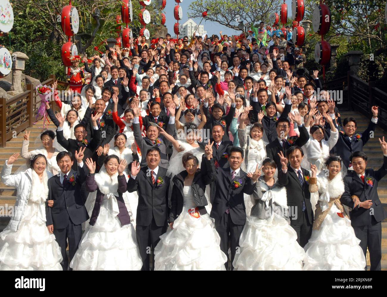 Bildnummer: 52322303  Datum: 02.01.2008  Copyright: imago/Xinhua Massenhochzeit in Shenzhen - PUBLICATIONxNOTxINxCHN, Personen; 2008, China, Shenzhen, Chinesen, Chinese, Chinesin, Heirat, heiraten, Paar, Ehepaar, Hochzeitspaar, Brautpaar, Brautpaare, Hochzeitspaare, Frau, Mann, Braut, Bräutigam, Land, Leute; , quer, Kbdig, Totale,  , Gesellschaft, Asien Stock Photo