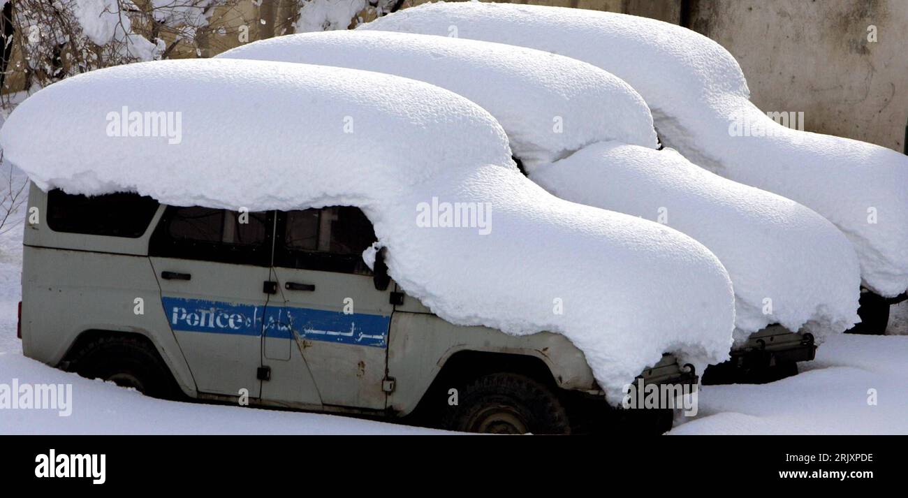 Schnee auto hi-res stock photography and images - Alamy