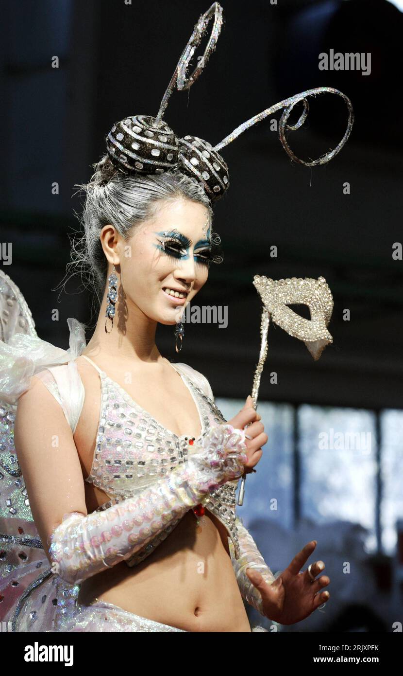 Bildnummer: 52330580  Datum: 11.01.2008  Copyright: imago/Xinhua Model präsentiert eine extravagante Kreation anlässlich der - China International Photography Profession Fair 2008 - in Peking - PUBLICATIONxNOTxINxCHN, Personen; 2008, premiumd, Peking, Messe, Messen, Präsentation, Präsentationen, Modenschau, Modenschauen, Mode, Kopfbedeckung, Hut, Maske; , hoch, Kbdig, Einzelbild,  , Beauty, Fashion Stock Photo