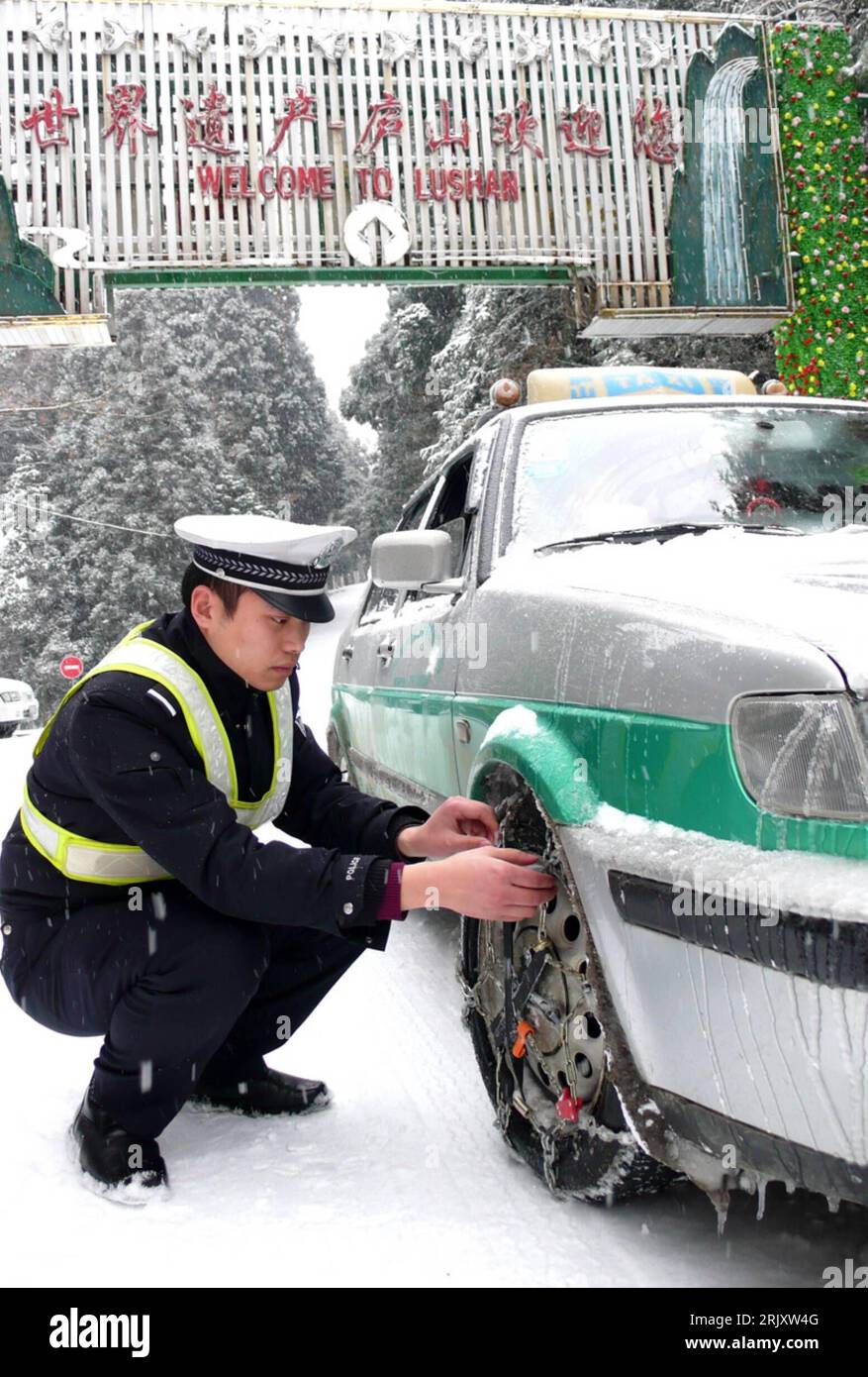 Bildnummer: 52360697 Datum: 15.01.2008 Copyright: imago/Xinhua Polizist  zieht Schneeketten auf nach einem Wintereinbruch in Jiujiang - China -  PUBLICATIONxNOTxINxCHN, Personen; 2008, Jiujiang, China, Schnee,  Schneekette, Winterausrüstung